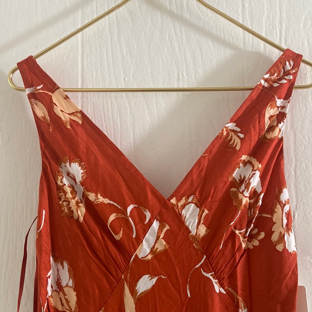 DIANE VON FURSTENBERG size 4 with beautiful white flowers. - Picture 3 of 8